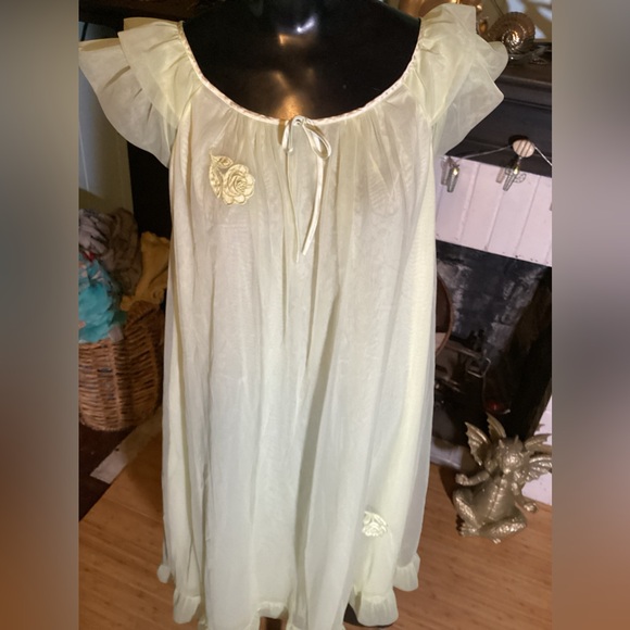 1960’s Green Ruffle Trim Rose Detail Nylon Lingerie Night Gown Small - Picture 11 of 11